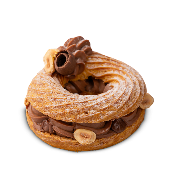 Prstenasti kolačić Paris-Brest punjen kremom od čokolade i lješnika, ukrašen kovrdžicom čokolade i cijelim lješnicima.