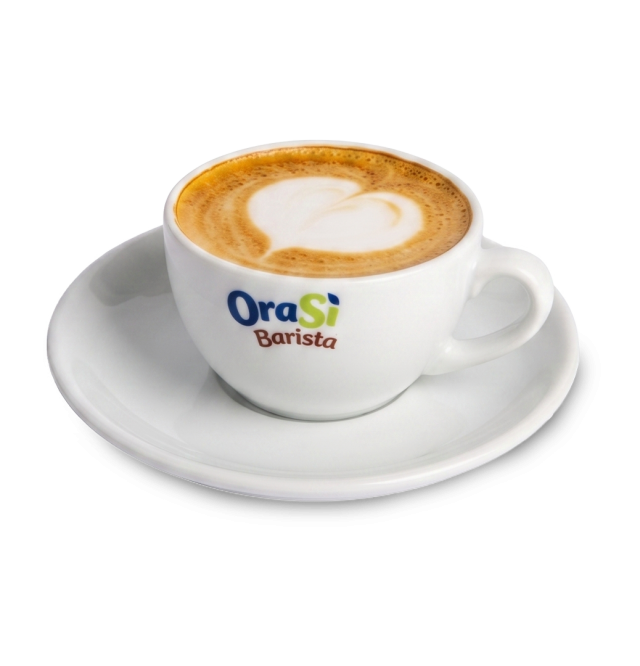 Bijela šoljica za kapućino s latte art motivom srca, natpis "OraSì Barista", na tanjiriću, bijela pozadina