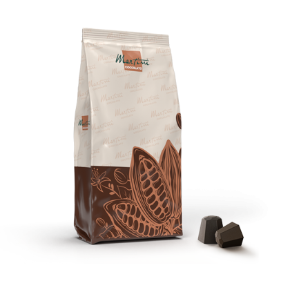 Krem-smeđa ambalaža Martini Cioccolato s ilustracijama mahuna kakaa, pored dva tamna čokoladna bombona.