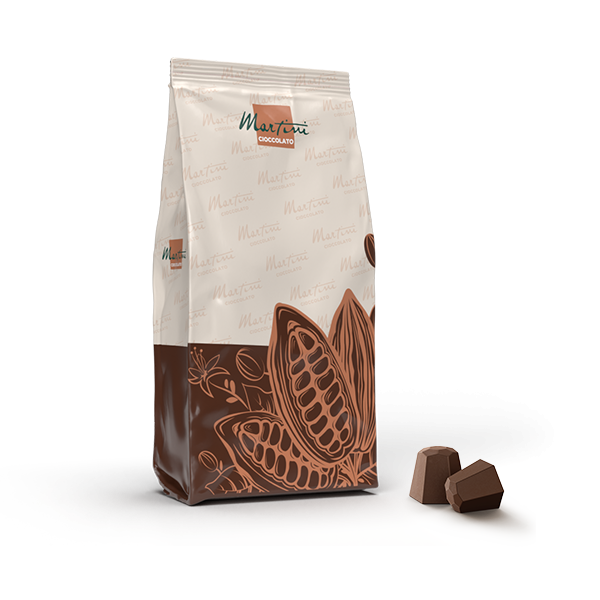 Kesica čokolade Martini Cioccolato s dizajnom kakao mahune, pored dva čokoladna bombona na bijeloj pozadini.