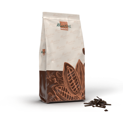 Stojeća kesa Martini Cioccolato s grafikom mahuna kakaa, pored hrpice sjeckane tamne čokolade.