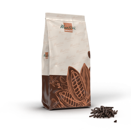 Stojeća kesica čokolade marke Martini Cioccolato s grafikom kakao mahuna, pored hrpice čokoladnih strugotina.