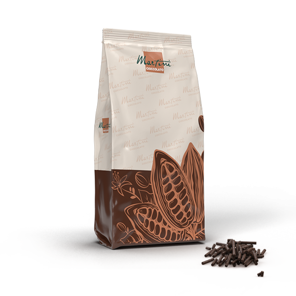 Stojeća kesica čokolade marke Martini Cioccolato s grafikom kakao mahuna, pored hrpice čokoladnih strugotina.