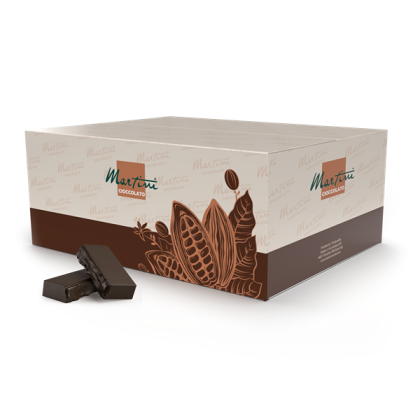 Krem i smeđa kutija Martini Cioccolato sa grafikom mahuna kakaa, pored dvije složene table tamne čokolade.