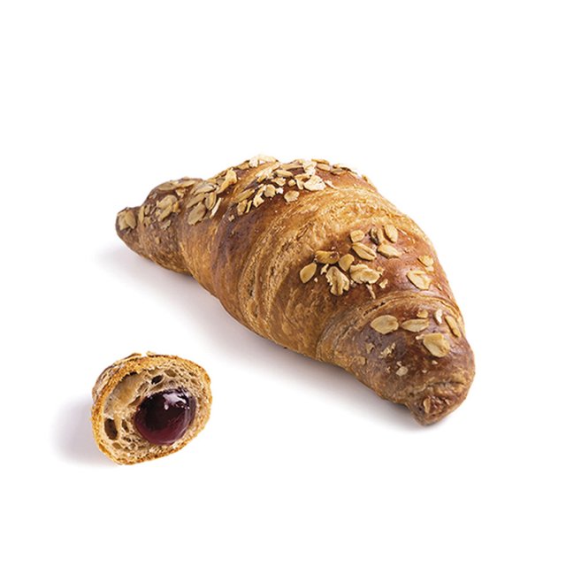 Kroasan sa zobenim pahuljicama, manji komad presječen s nadjevom od tamnog bobičastog voća, na bijeloj pozadini