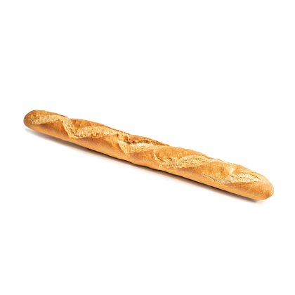 Francuska baguette sa zlatno-smeđom korom i dijagonalnim zarezima, postavljena dijagonalno na bijeloj podlozi.