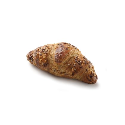 Zlatnosmeđi višežitni kroasan s mješavinom sjemenki na bijeloj pozadini.