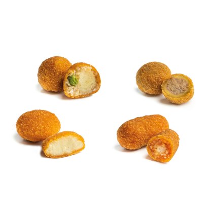 Četiri pohane pržene krokete, cijele i prepolovljene, s različitim nadjevima: sir, meso i umak od paradajza.
