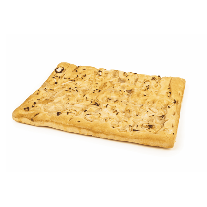 Pravougaona focaccia sa karameliziranim lukom, na bijeloj pozadini.