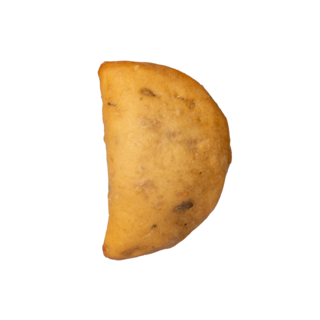 Zlatnosmeđe prženo pecivo ili samosa u obliku polumjeseca na bijeloj pozadini.