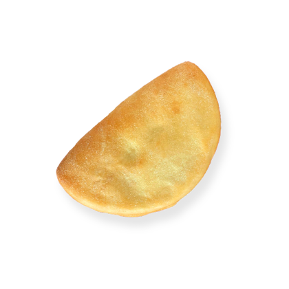 Zlatno-smeđa pečena empanada s naboranim rubom na bijeloj pozadini.