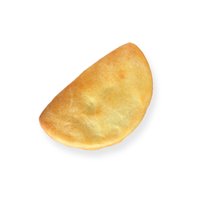 Zlatno-smeđa pečena empanada s naboranim rubom na bijeloj pozadini.