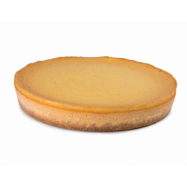 Okrugla pečena cheesecake torta sa zlatno-smeđom korom i glatkim, blijedožutim punjenjem na bijeloj podlozi.