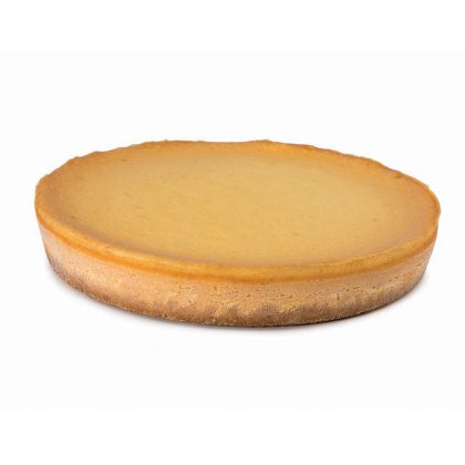 Okrugla pečena cheesecake torta sa zlatno-smeđom korom i glatkim, blijedožutim punjenjem na bijeloj podlozi.