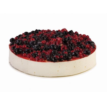 Okrugli cheesecake s mješavinom bobičastog voća: ribizle, maline i borovnice, na bijeloj pozadini