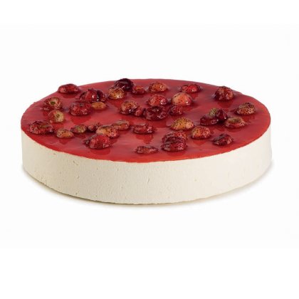 Okrugla cheesecake torta sa sjajnom crvenom glazurom i bobičastim voćem, vidljiv presjek, na bijeloj pozadini
