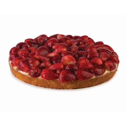 Okrugla torta sa zlatnom prhkom korom i cijelim, sjajnim glaziranim jagodama, na bijeloj pozadini.