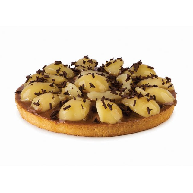 Okrugla torta s karameliziranom korom, glaziranim kriškama kruške i naribanom čokoladom.