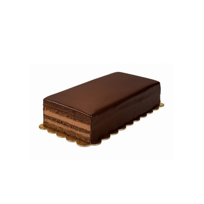 Pravougaona slojevita čokoladna torta sa sjajnom glazurom od tamne čokolade na zlatnoj valovitoj podlozi.