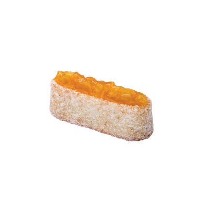 Izduženi biskvit posut šećerom u prahu, sa slojem marmelade od naranče, na bijeloj pozadini.