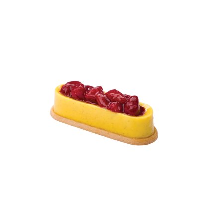 Izdužena torta sa sjajnim žutim vanilin kremom na prhkom tijestu, ukrašena crvenim glaziranim malinama.