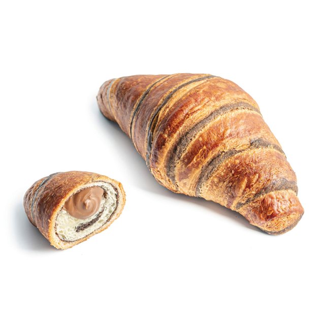 Kroasan punjen čokoladom sa isječenim komadom koji prikazuje vrtložni fil, na bijeloj pozadini