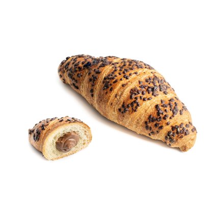 Cijeli kroasan s mrvicama čokolade pored isječenog komada s punjenjem od čokolade i lješnika, na bijeloj pozadini