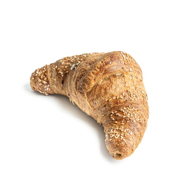 Integralni kroasan sa susamom, u obliku polumjeseca, na bijeloj pozadini.