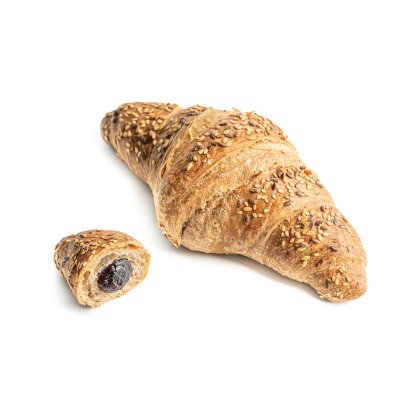 Višežitni kroasan posut sezamom, pored njega manji isječeni komad s nadjevom od tamne čokolade.