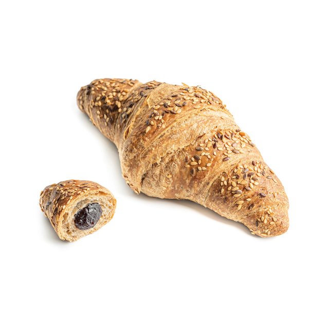 Cjelovita croissant sa susamom, manji prerezani komad otkriva tamni nadjev od bobičastog voća