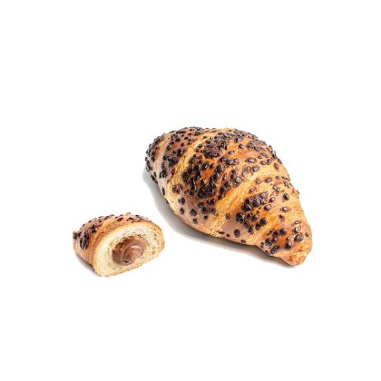 Cijeli kroasan sa komadićima čokolade pored prerezanog komada sa čokoladno-lješnjak nadjevom, na bijeloj pozadini