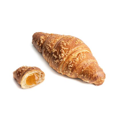 Cijeli kroasan posut šećerom pored polovine punjene džemom od kajsije, na bijeloj pozadini.