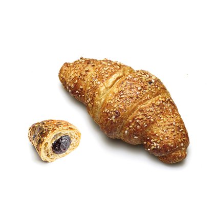 Croissant od cjelovitog zrna sa susamom pored zagrizenog komada s čokoladnim filom, na bijeloj pozadini.