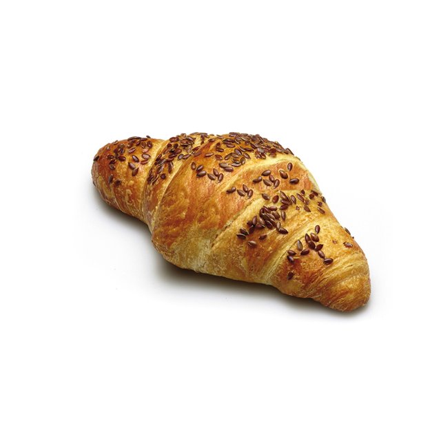 Zlatno pečeni kroasan posut sjemenkama lana, na bijeloj pozadini.