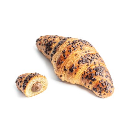 Kroasan s komadićima čokolade, presječen, s čokoladno-lješnjak nadjevom, na bijeloj pozadini.