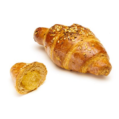 Zlatni višežitni kroasan sa sjemenkama, manji komad s mekim žutim fil-om, na bijeloj podlozi