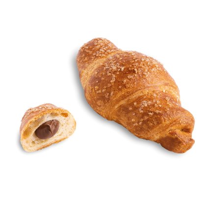 Kroasan posut šećerom s čokoladnim nadjevom, cijeli i prerezan, na bijeloj pozadini.