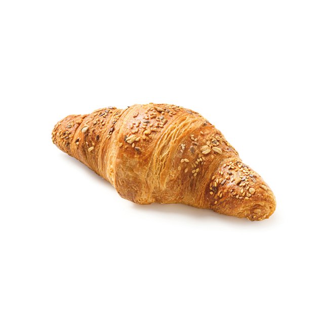 Zlatno pečeni višežitni kroasan sa sjemenkama i zobenim pahuljicama na bijeloj pozadini.