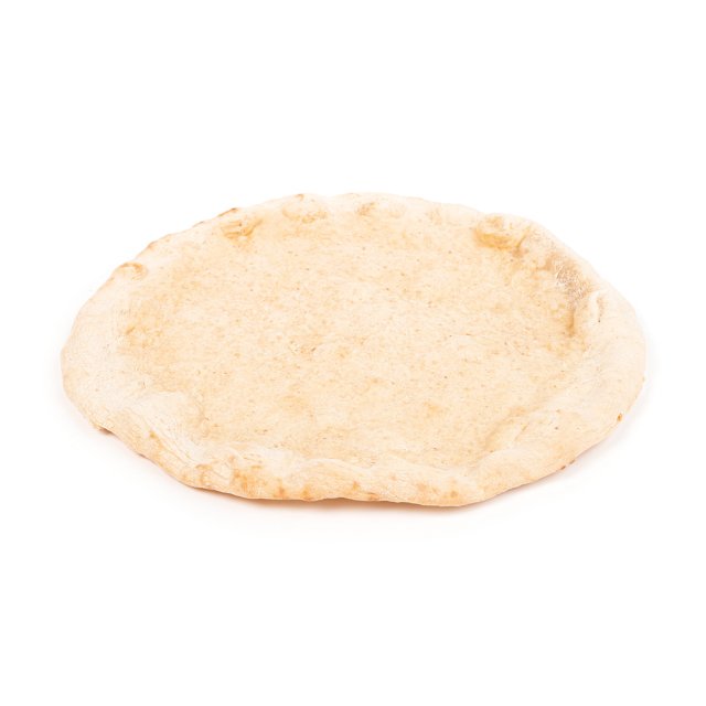 Okrugla, nepečena pizza podloga s teksturiranim, uzdignutim rubom na bijeloj pozadini.