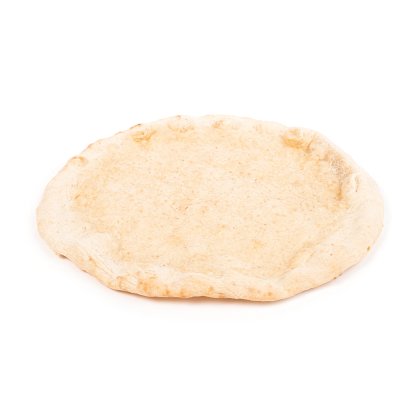 Okrugla, nepečena pizza podloga s teksturiranim, uzdignutim rubom na bijeloj pozadini.