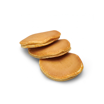 Tri zlatno-smeđe pancake naslagane u stepenici, na bijeloj podlozi.
