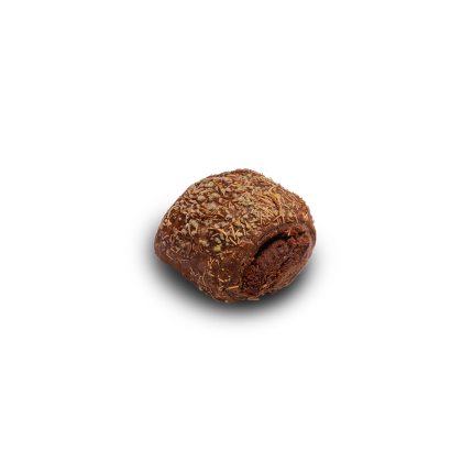 Okrugla čokoladna brigadeiro pralina obložena hrskavim posipom, zagrizena s vidljivom kremastom sredinom.