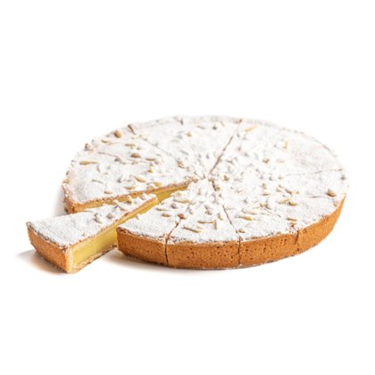 Okrugla torta s kremastim nadjevom i pinjolima, posuta šećerom u prahu, isječena na kriške na bijeloj pozadini.