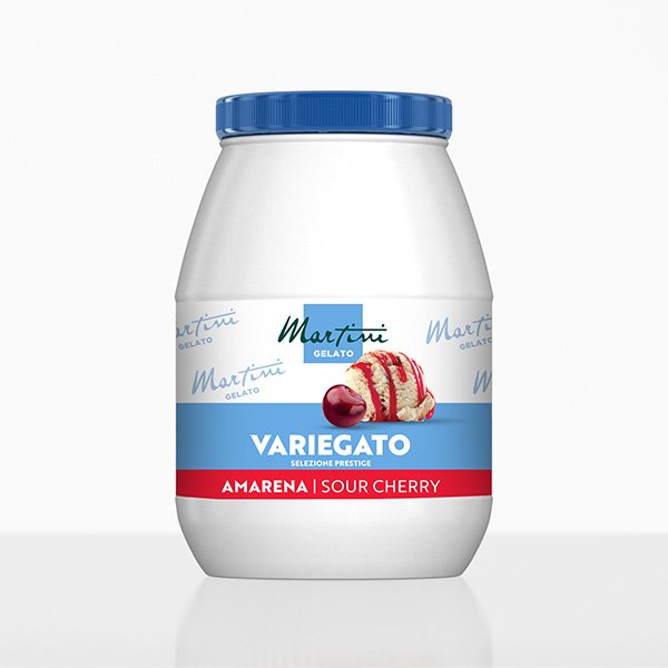 Bijela plastična posuda Martini Gelato Variegato Amarena s plavim poklopcem i etiketom sa višnjama.