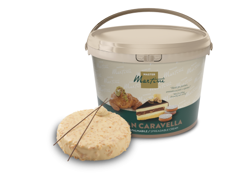Kanta namaza Master Martini Gran Caravella pored kriške ukrašene torte