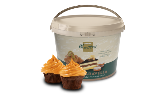 Bež kanta namaza Master Martini s dva čokoladna cupcakea s narančastom glazurom ispred.