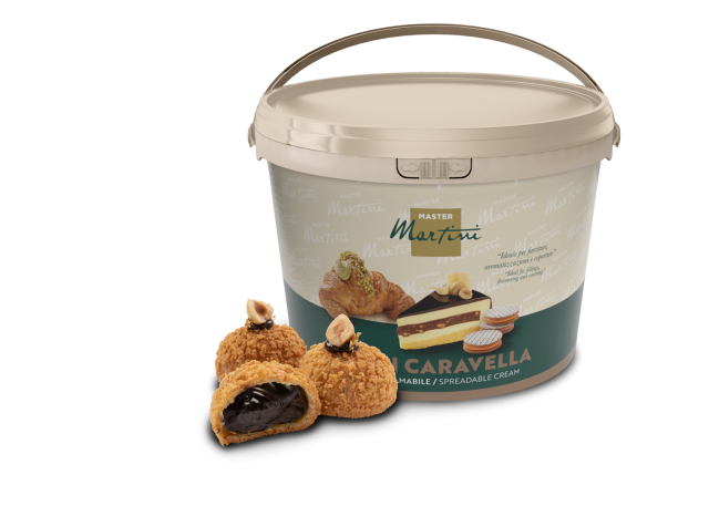 Kanta namaza Master Martini pored peciva punjenih čokoladom i slojevite torte.