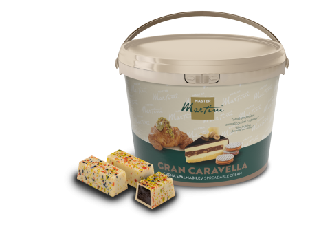 Kanta kreme Master Martini Gran Caravella pored dvije pločice s bombonima i čokoladom