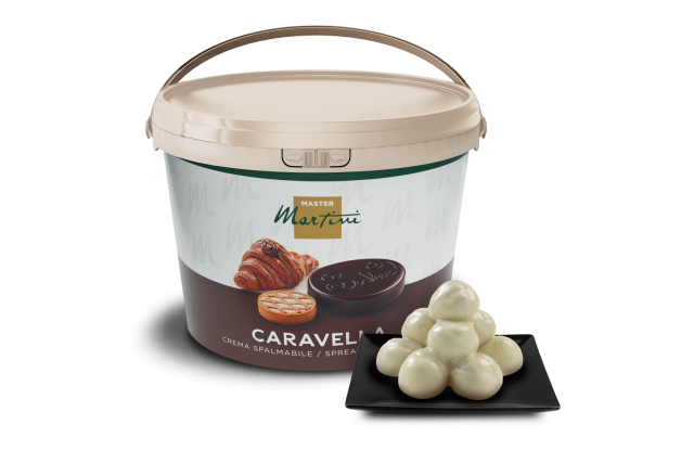 Kanta kreme za mazanje Master Martini Caravella s tartufima od bijele čokolade na crnom kvadratnom tanjiru.