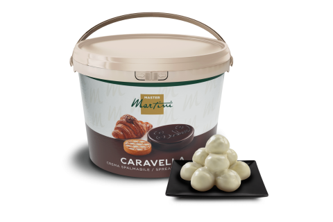 Kanta kreme za mazanje Master Martini Caravella s tartufima od bijele čokolade na crnom kvadratnom tanjiru.